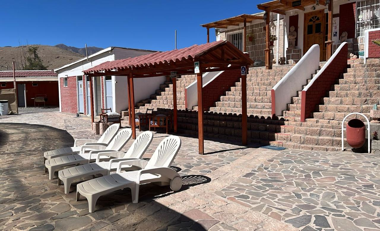 Patio de piedra y arquitectura tradicional de Ayni Munay en Mamiña
