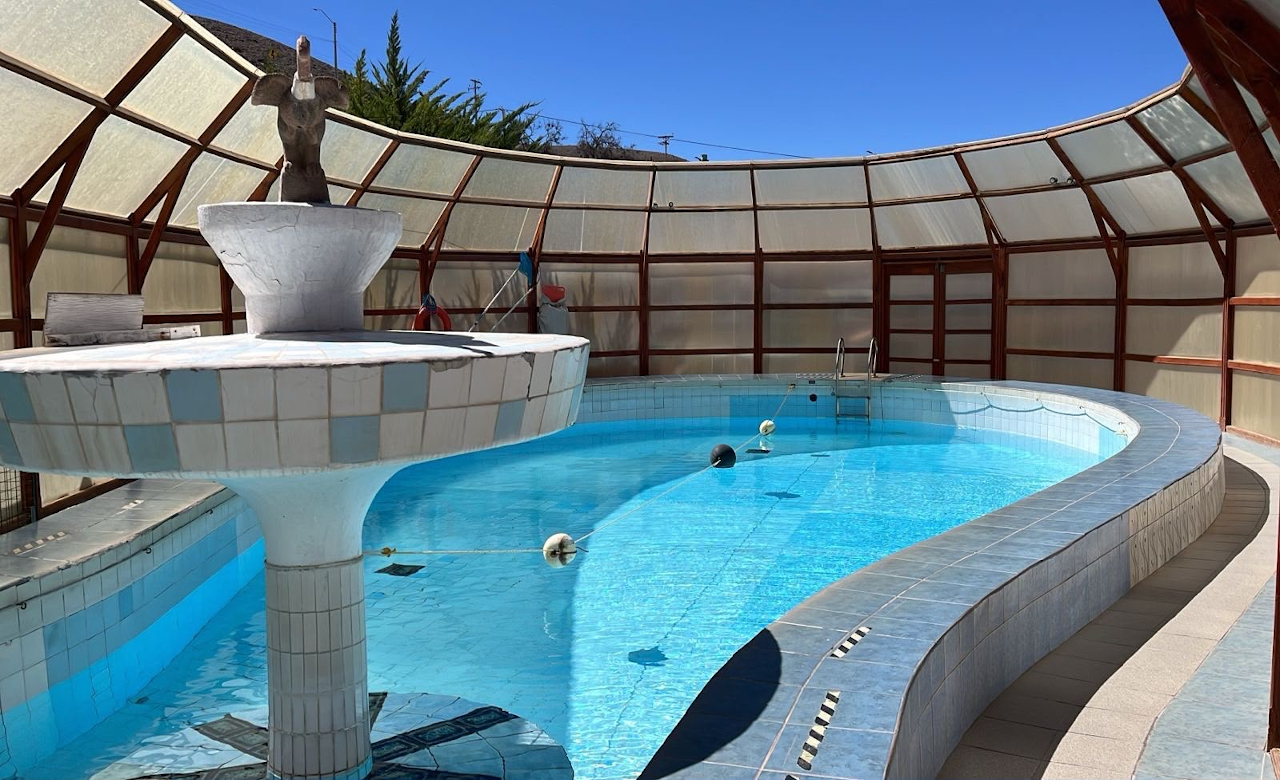 Piscina de aguas termales del hotel bajo el cielo abierto