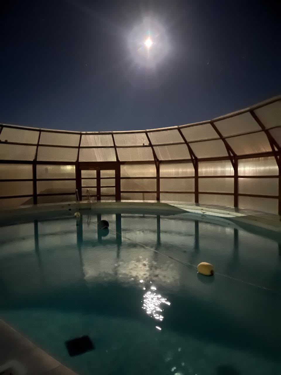 La luna sobre la piscina del hotel